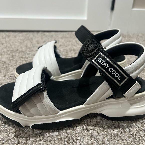 Kids Sport Sandals White Black Adjustable Strap Lightweight Size 2 - Picture 4 of 9
